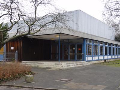 Eingangsbereich der Sporthalle Suthwiesenstrae